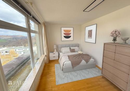 Schlafzimmer Fenster (virtuell möbliert)