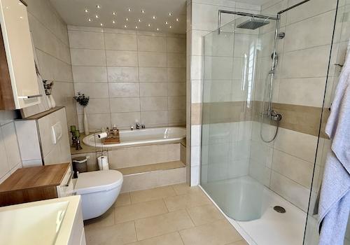 Badezimmer mit Badewanne u. ebenerdiger Dusche