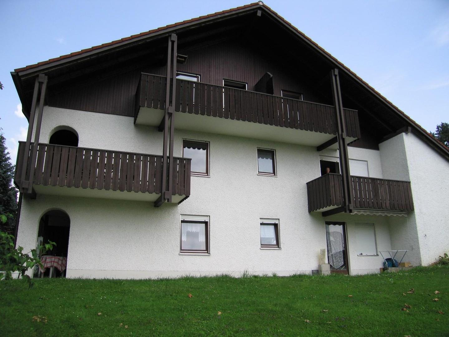 Außenansicht mit Terasse