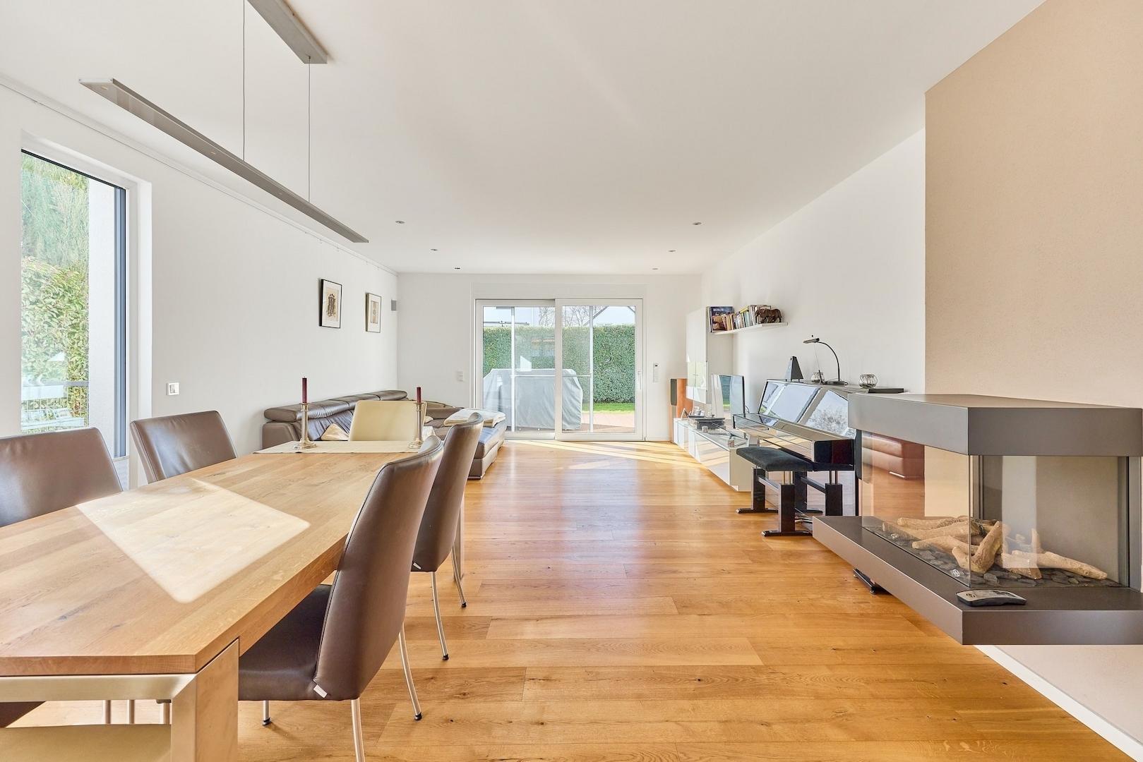 Essbereich  mit Gas-Kamin