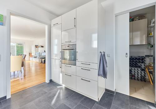 Küche mit Abstellkammer