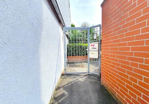 EINGANGSTOR GRUNDSTÜCK