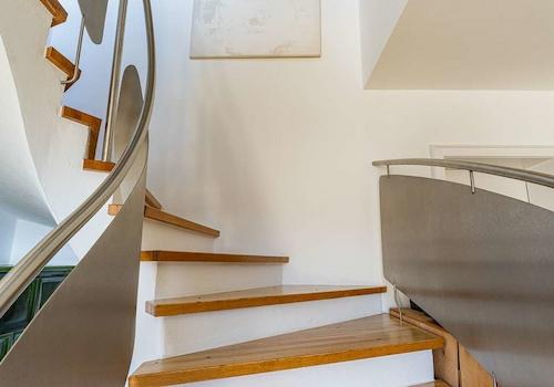 moderne Treppe ins Erdgeschoss