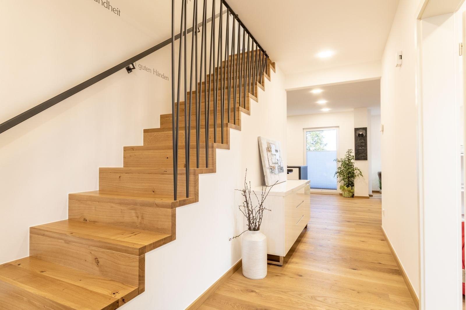 Flur-Treppe-Musterhaus-Weinsheim-Stadtvilla