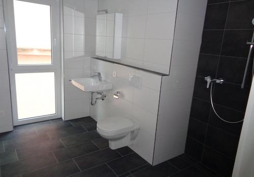 Bad / Dusche (noch ohne Glas)