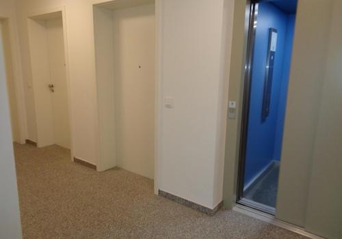 Aufzug. 2. Türe links = Wohn.