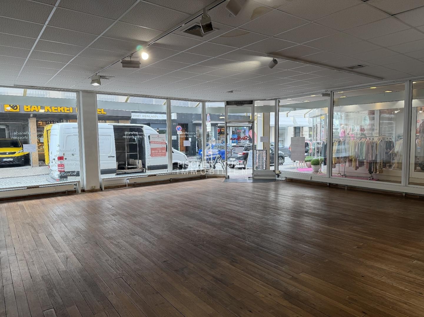 Verkaufsraum mit Blick in die Hohe Straße