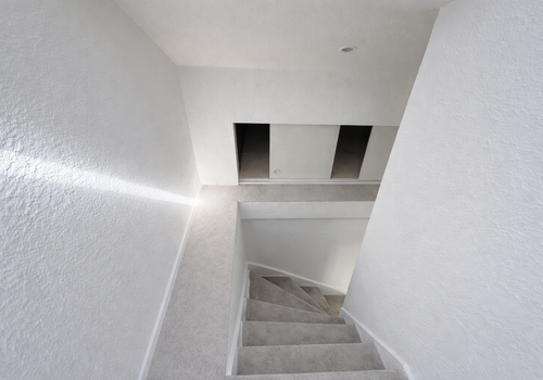 Treppenaufgang + Stauraumluke