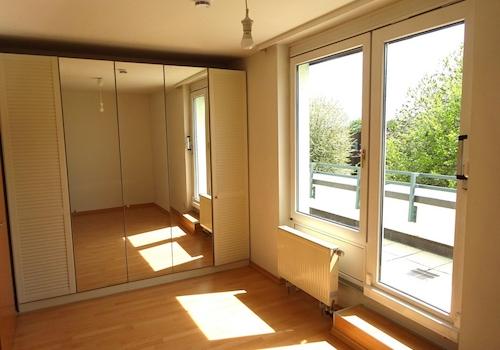 Schlafzimmer mit gr. Schrank