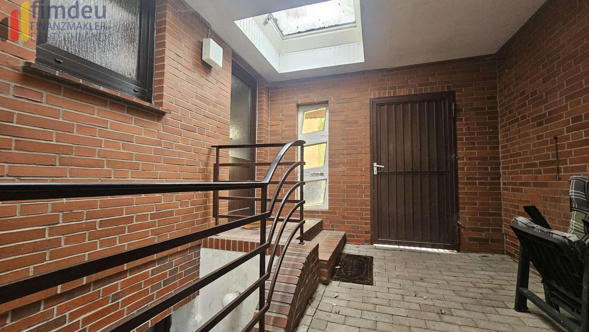 Seiteneingang mit weiterem Kellerzugang
