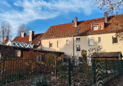Ansicht Wohnhaus mit Garten