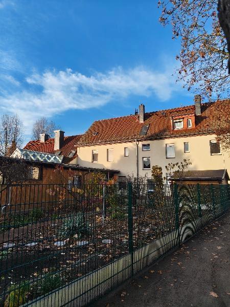 Ansicht Wohnhaus mit Garten