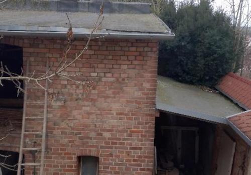 Blick zum Stall und Wirtschaftsgebäude