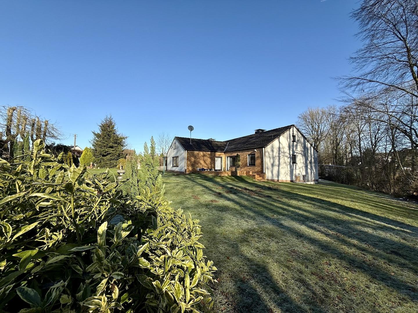 Ansicht Wohnhaus und Garten