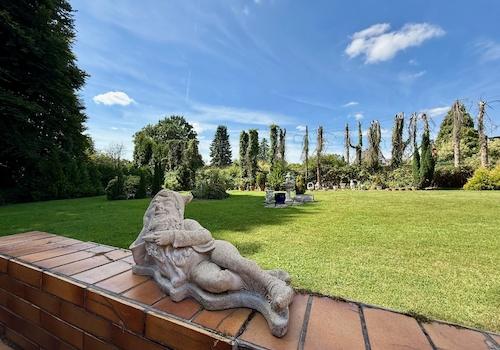 Blick von der Terrasse in den Garten