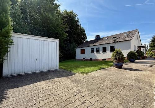 Frontansicht Haus mit Garage