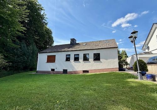 Frontansicht Haus mit Garage