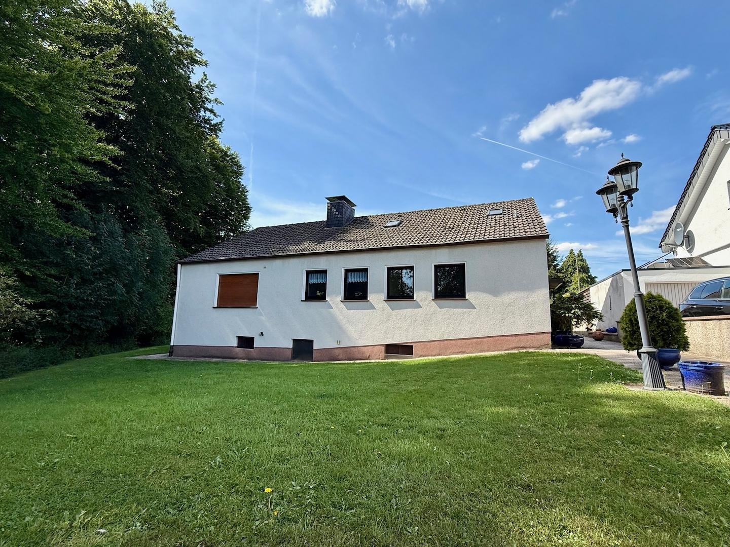 Frontansicht Haus mit Garage
