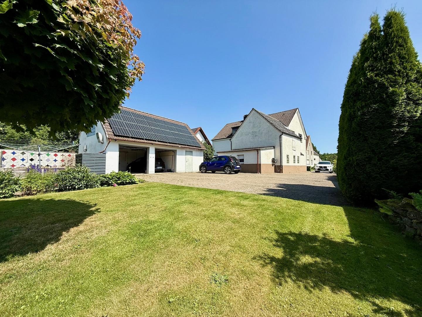 Ansicht Wohnhaus und Garagengebäude