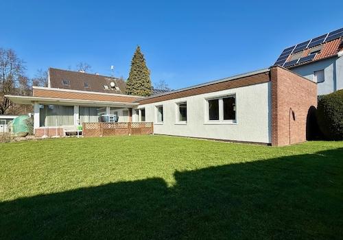 Hausansicht und Garten