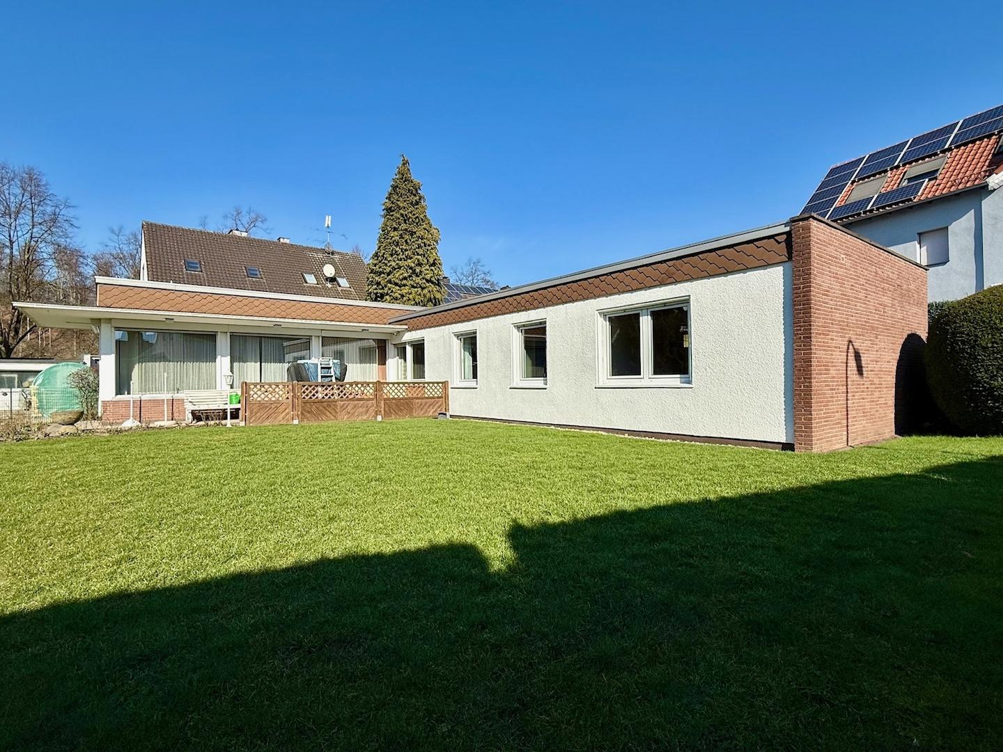 Hausansicht und Garten