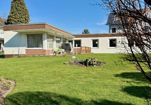 Hausansicht und Garten