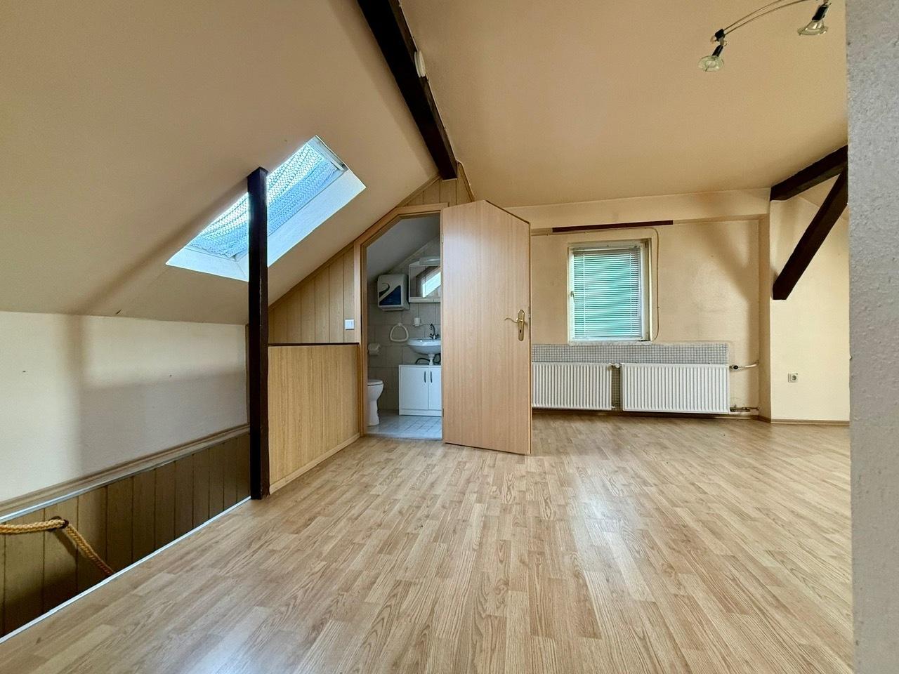 Dachgeschoss: Flexibler Durchgangsraum + WC