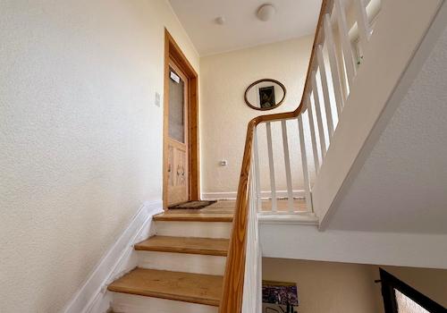 Treppenhaus + Zugang zur Wohnung