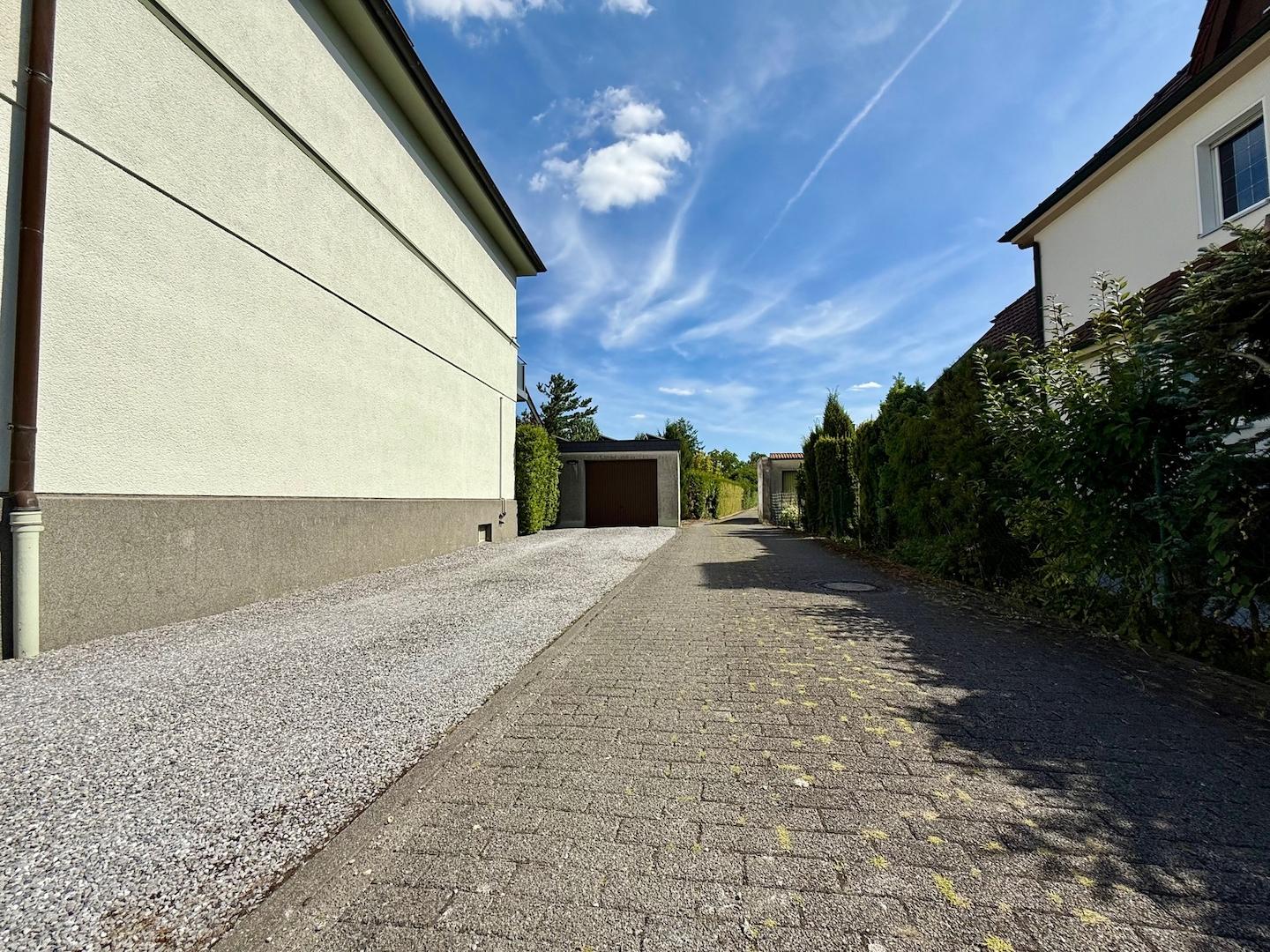 Gemeinschaftlicher Weg (Breite: 3 Meter)