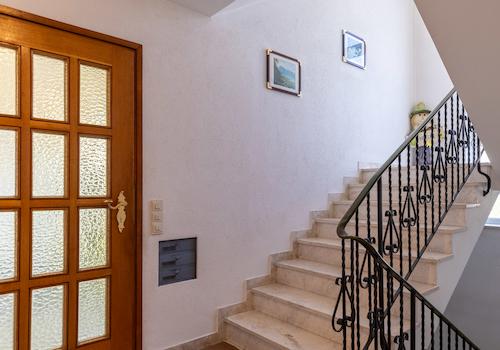 Großzügiges Zweifamilienhaus mit Ausbaureserve auf sonnigem Traumgrundstück in Großaitingen