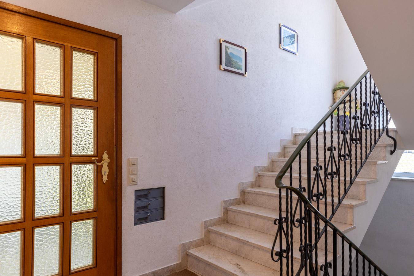 Großzügiges Zweifamilienhaus mit Ausbaureserve auf sonnigem Traumgrundstück in Großaitingen