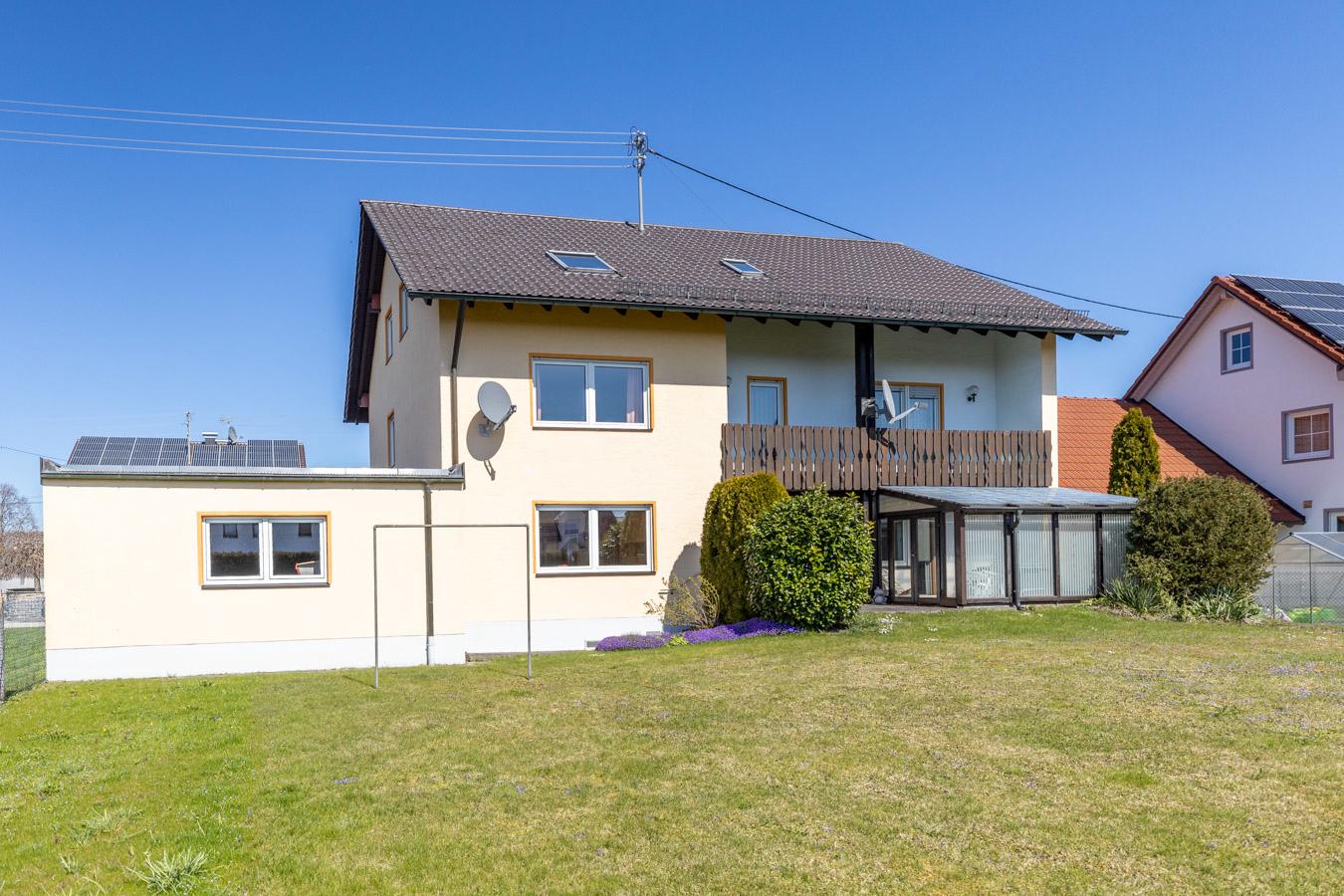 Großzügiges Zweifamilienhaus mit Ausbaureserve auf sonnigem Traumgrundstück in Großaitingen