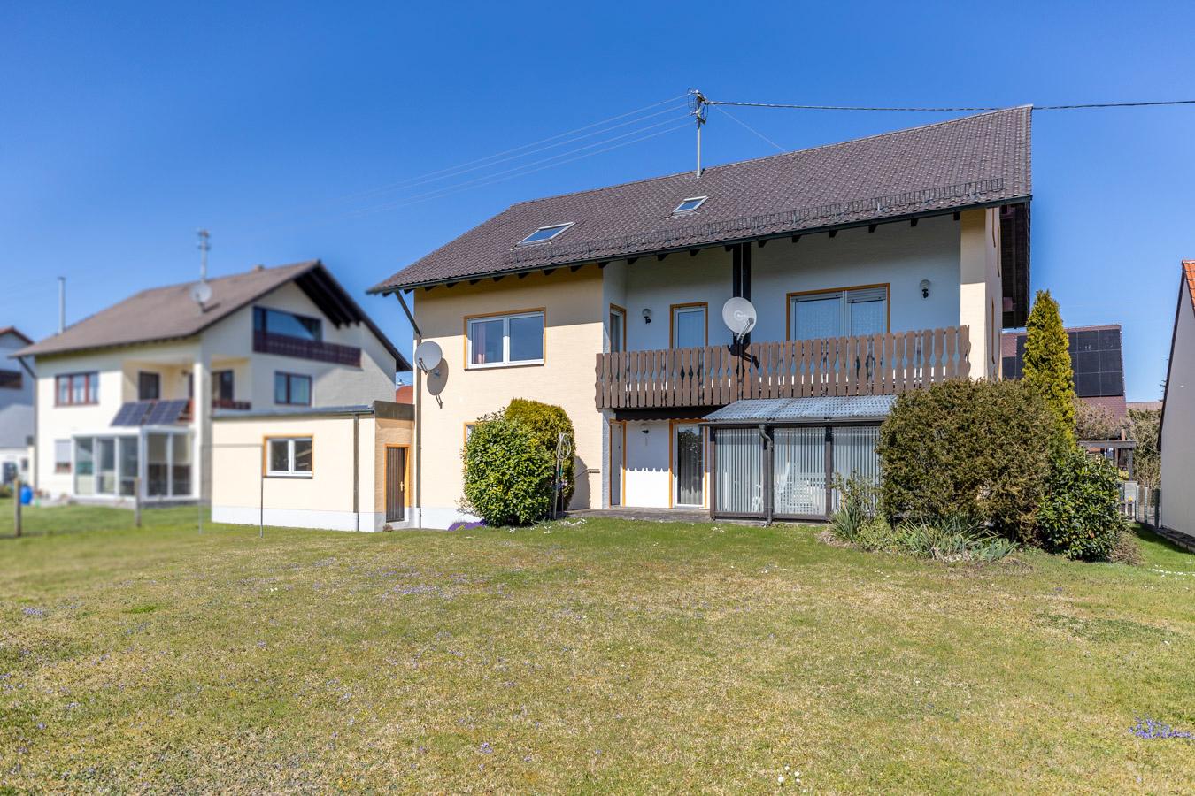 Großzügiges Zweifamilienhaus mit Ausbaureserve auf sonnigem Traumgrundstück in Großaitingen