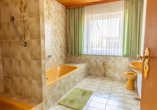 Großzügiges Zweifamilienhaus mit Ausbaureserve auf sonnigem Traumgrundstück in Großaitingen