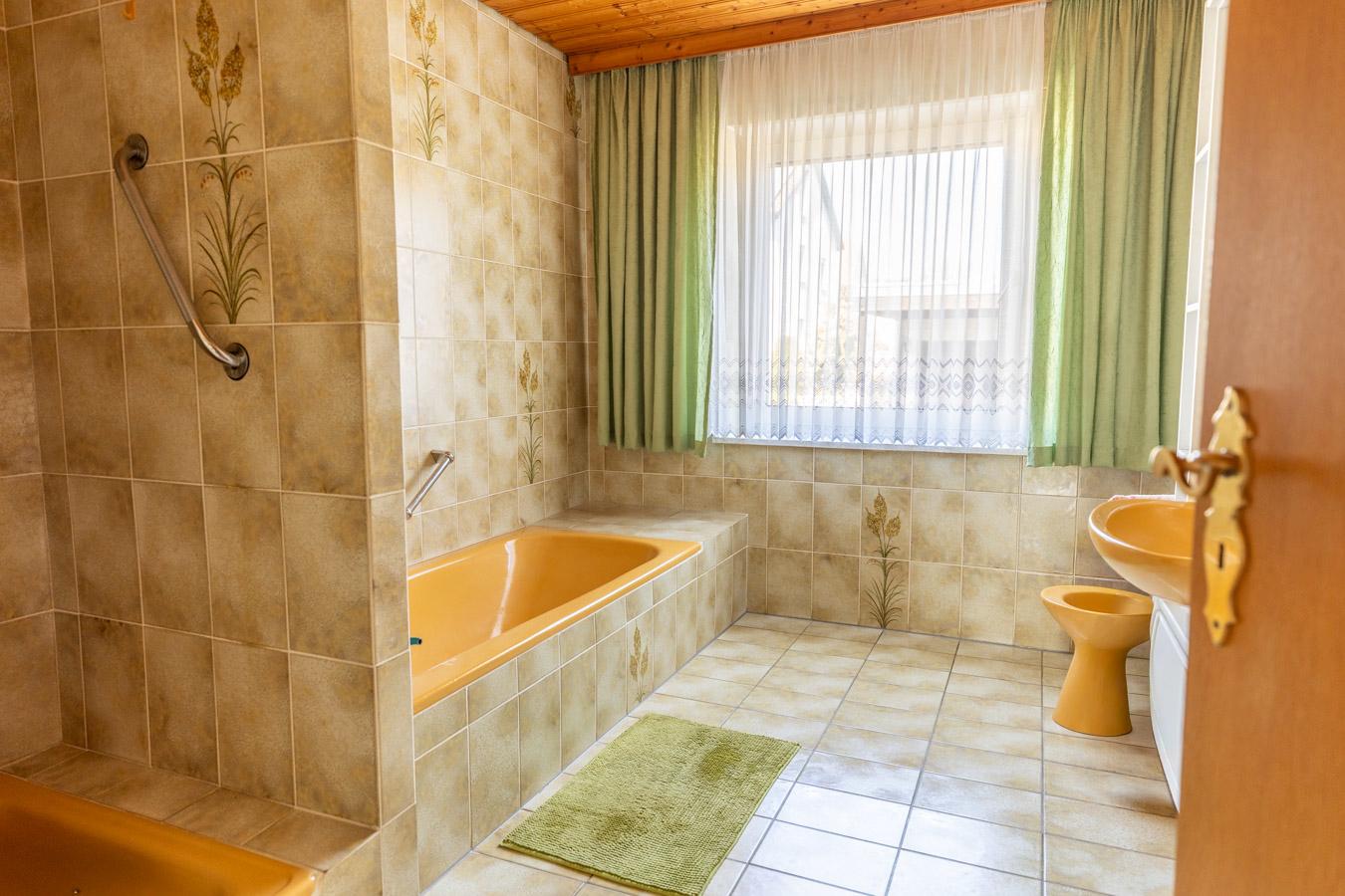 Großzügiges Zweifamilienhaus mit Ausbaureserve auf sonnigem Traumgrundstück in Großaitingen