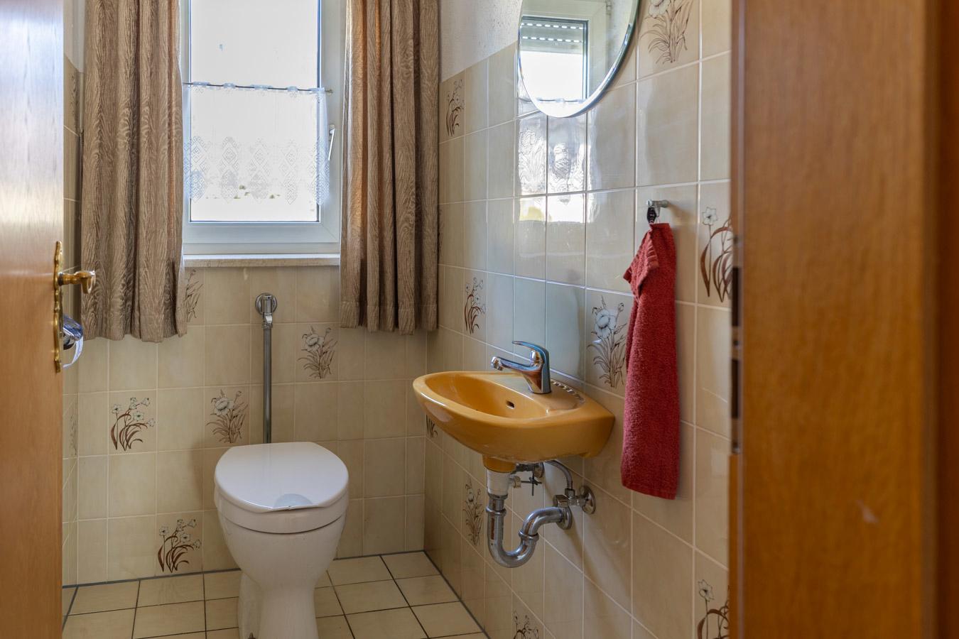 Großzügiges Zweifamilienhaus mit Ausbaureserve auf sonnigem Traumgrundstück in Großaitingen