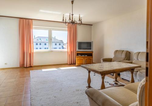 Großzügiges Zweifamilienhaus mit Ausbaureserve auf sonnigem Traumgrundstück in Großaitingen