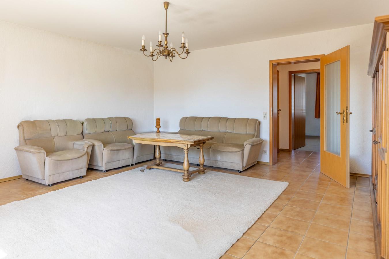 Großzügiges Zweifamilienhaus mit Ausbaureserve auf sonnigem Traumgrundstück in Großaitingen