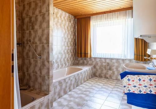 Großzügiges Zweifamilienhaus mit Ausbaureserve auf sonnigem Traumgrundstück in Großaitingen