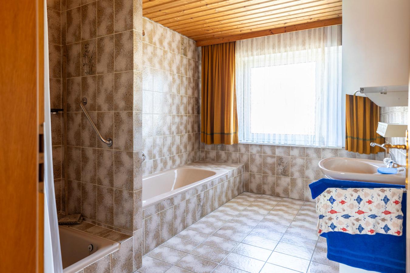 Großzügiges Zweifamilienhaus mit Ausbaureserve auf sonnigem Traumgrundstück in Großaitingen