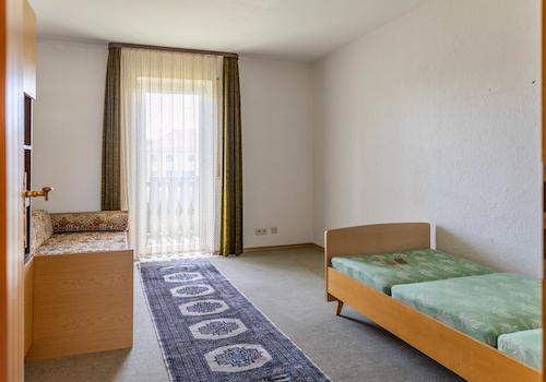 Großzügiges Zweifamilienhaus mit Ausbaureserve auf sonnigem Traumgrundstück in Großaitingen