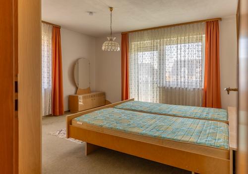 Großzügiges Zweifamilienhaus mit Ausbaureserve auf sonnigem Traumgrundstück in Großaitingen