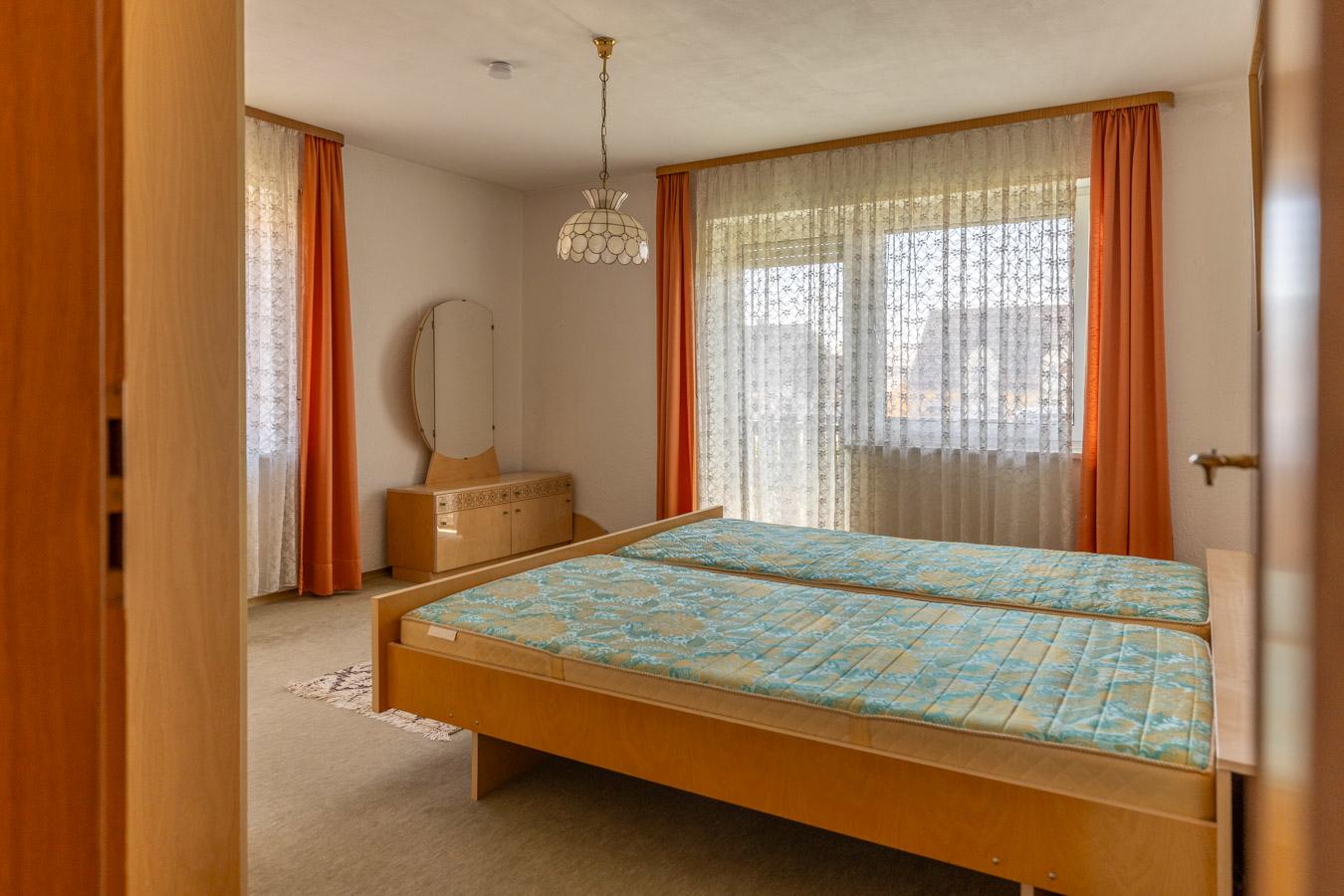 Großzügiges Zweifamilienhaus mit Ausbaureserve auf sonnigem Traumgrundstück in Großaitingen