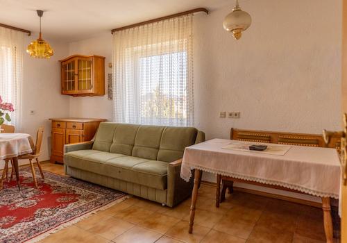 Großzügiges Zweifamilienhaus mit Ausbaureserve auf sonnigem Traumgrundstück in Großaitingen