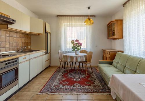 Großzügiges Zweifamilienhaus mit Ausbaureserve auf sonnigem Traumgrundstück in Großaitingen