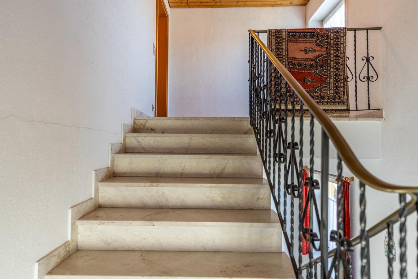 Großzügiges Zweifamilienhaus mit Ausbaureserve auf sonnigem Traumgrundstück in Großaitingen