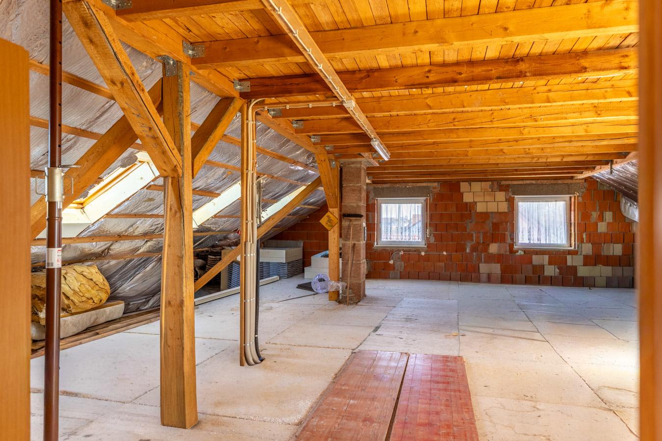 Großzügiges Zweifamilienhaus mit Ausbaureserve auf sonnigem Traumgrundstück in Großaitingen