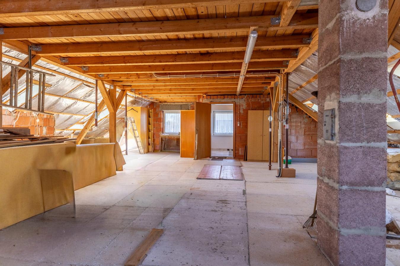 Großzügiges Zweifamilienhaus mit Ausbaureserve auf sonnigem Traumgrundstück in Großaitingen