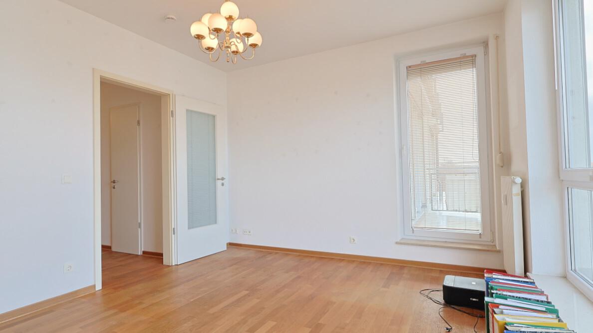 Schlafzimmer mit Zugang auf den Balkon