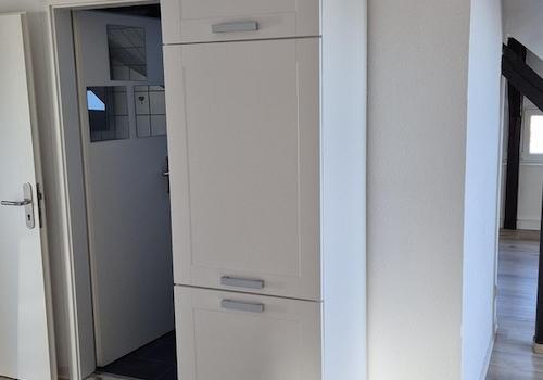 Blick zur Badtür mit Schrank